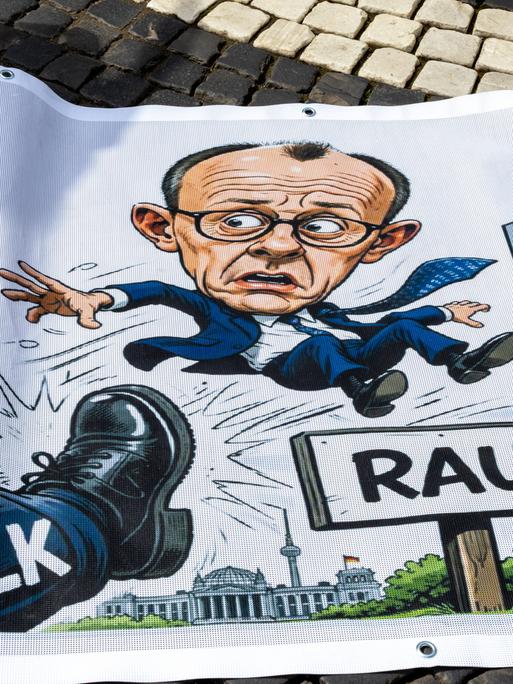 Plakat auf einer Demonstration gegen die aktuelle Bundesregierung unter Bundeskanzler Friedrich Merz in Augsburg. Das Banner hat die Aufschrift "Merz muss weg!"