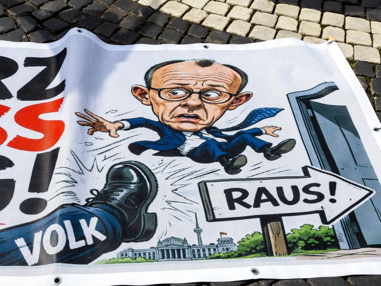 Plakat auf einer Demonstration gegen die aktuelle Bundesregierung unter Bundeskanzler Friedrich Merz in Augsburg. Das Banner hat die Aufschrift "Merz muss weg!"