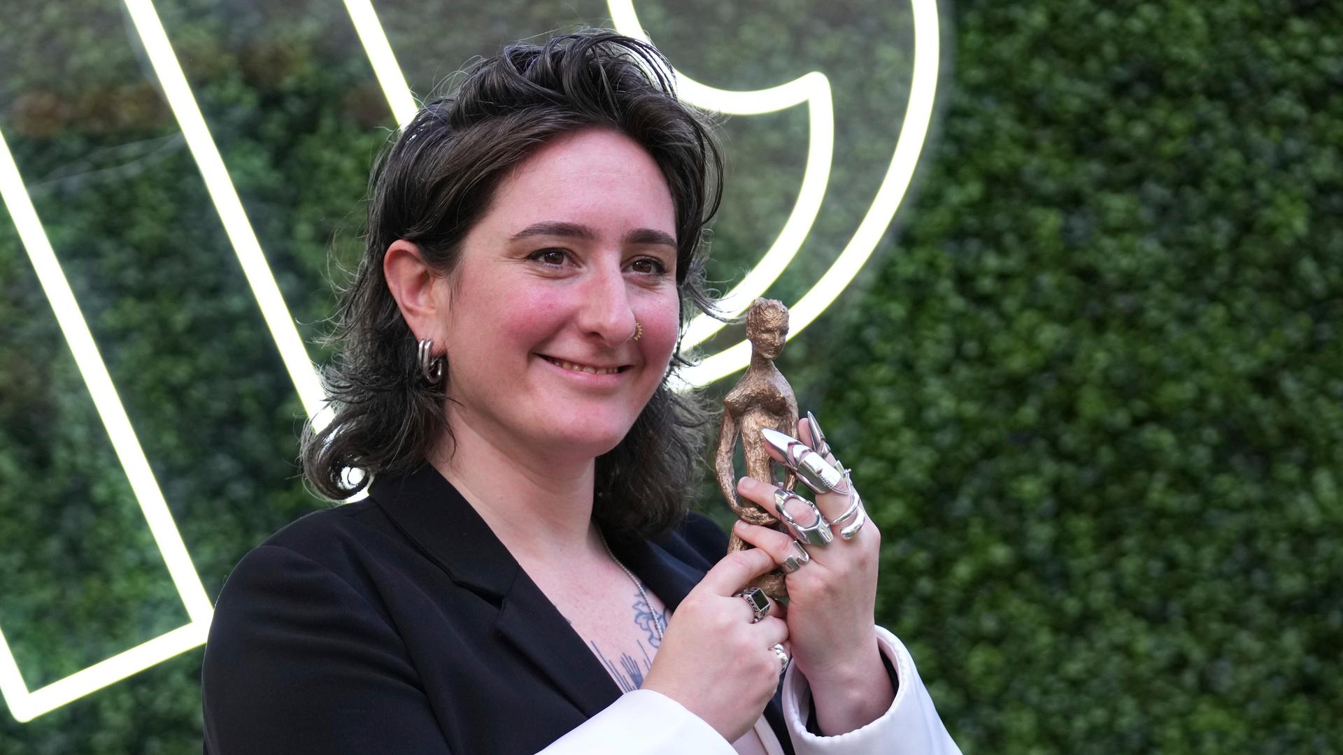 Die niederländische Schriftstellerin Yael van der Wouden hält die Statue des "Women's Prize for Fiction" Die niederländische Schriftstellerin Yael van der Wouden hält die Statue des "Women's Prize for Fiction"