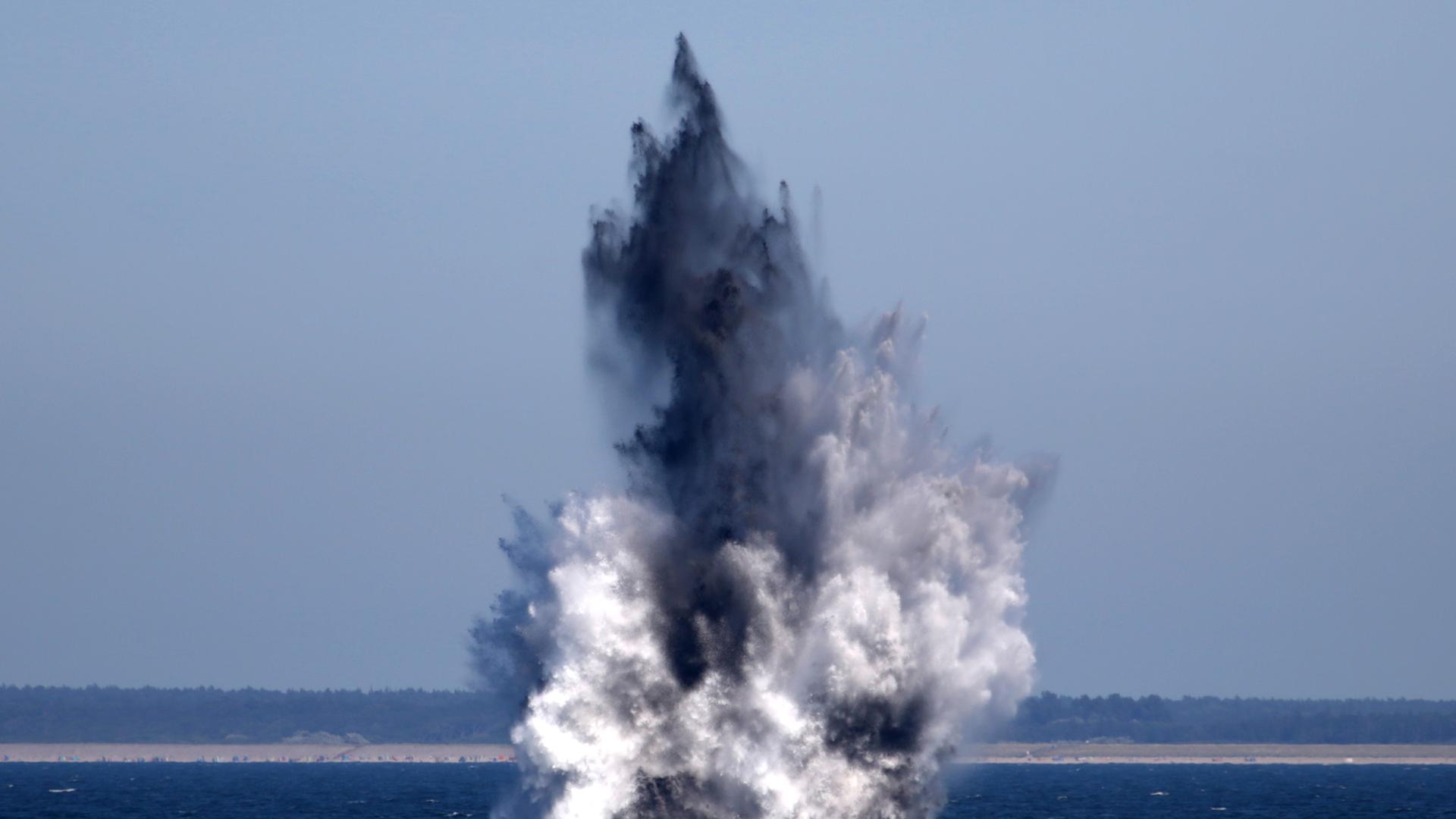 Zwei Wasserbomben aus dem Zweiten Weltkrieg werden in der Ostsee gezielt gesprengt (am 08.07.2013).