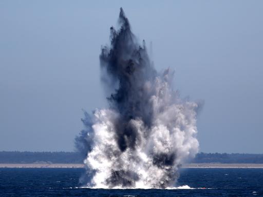 Zwei Wasserbomben aus dem Zweiten Weltkrieg werden in der Ostsee gezielt gesprengt (am 08.07.2013).