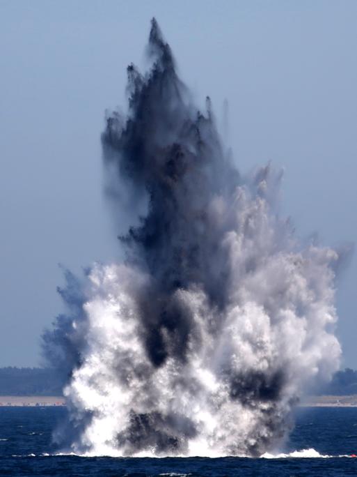 Zwei Wasserbomben aus dem Zweiten Weltkrieg werden in der Ostsee gezielt gesprengt (am 08.07.2013).