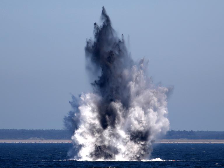 Zwei Wasserbomben aus dem Zweiten Weltkrieg werden in der Ostsee gezielt gesprengt (am 08.07.2013).