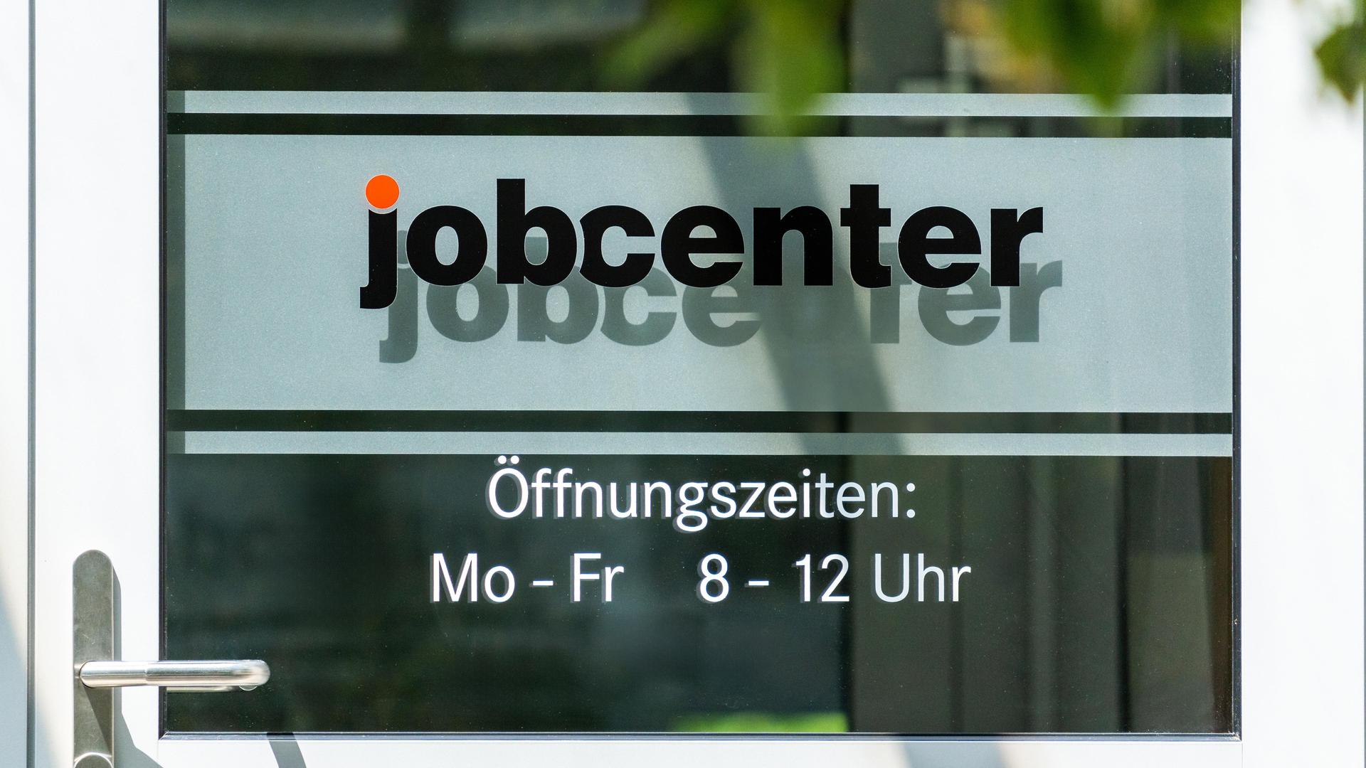 An der Eingangstür eines Jobcenters stehen die Öffnungszeiten: Montag bis Freitag von 8 bis 12 Uhr, Termine außerhalb dieser Zeiten nach Vereinbarung möglich. An der Eingangstür eines Jobcenters stehen die Öffnungszeiten: Montag bis Freitag von 8 bis 12 Uhr, Termine außerhalb dieser Zeiten nach Vereinbarung möglich.