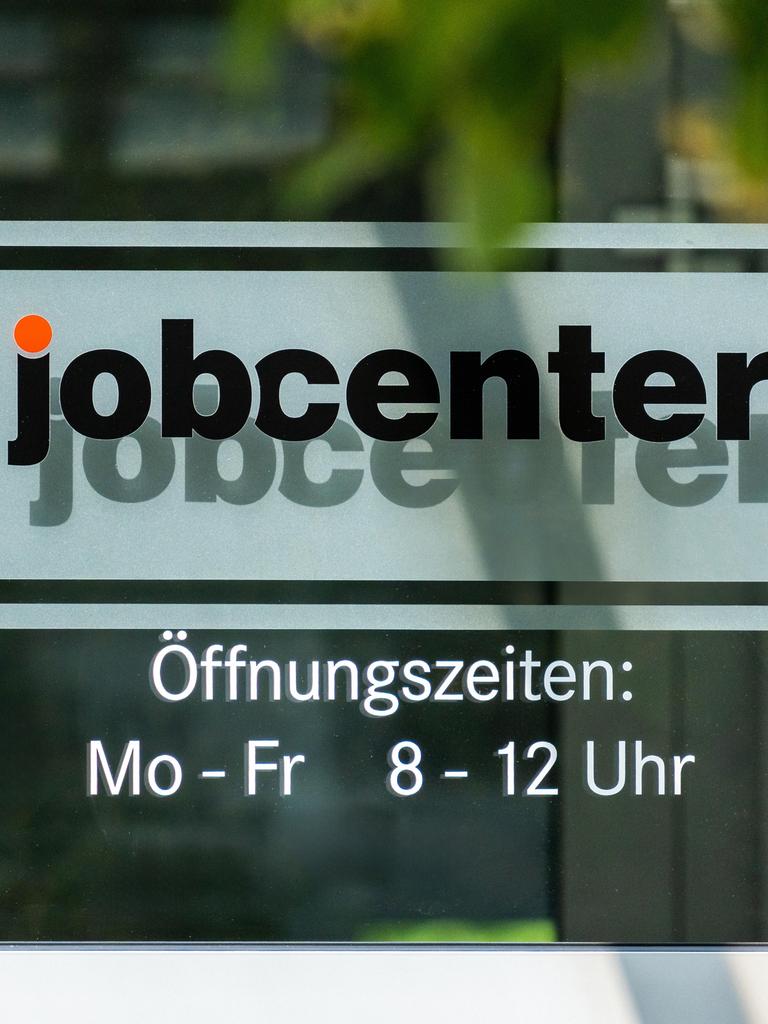 An der Eingangstür eines Jobcenters stehen die Öffnungszeiten: Montag bis Freitag von 8 bis 12 Uhr, Termine außerhalb dieser Zeiten nach Vereinbarung möglich.