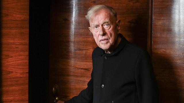 Claus Peymann blickt ernst in die Kamera