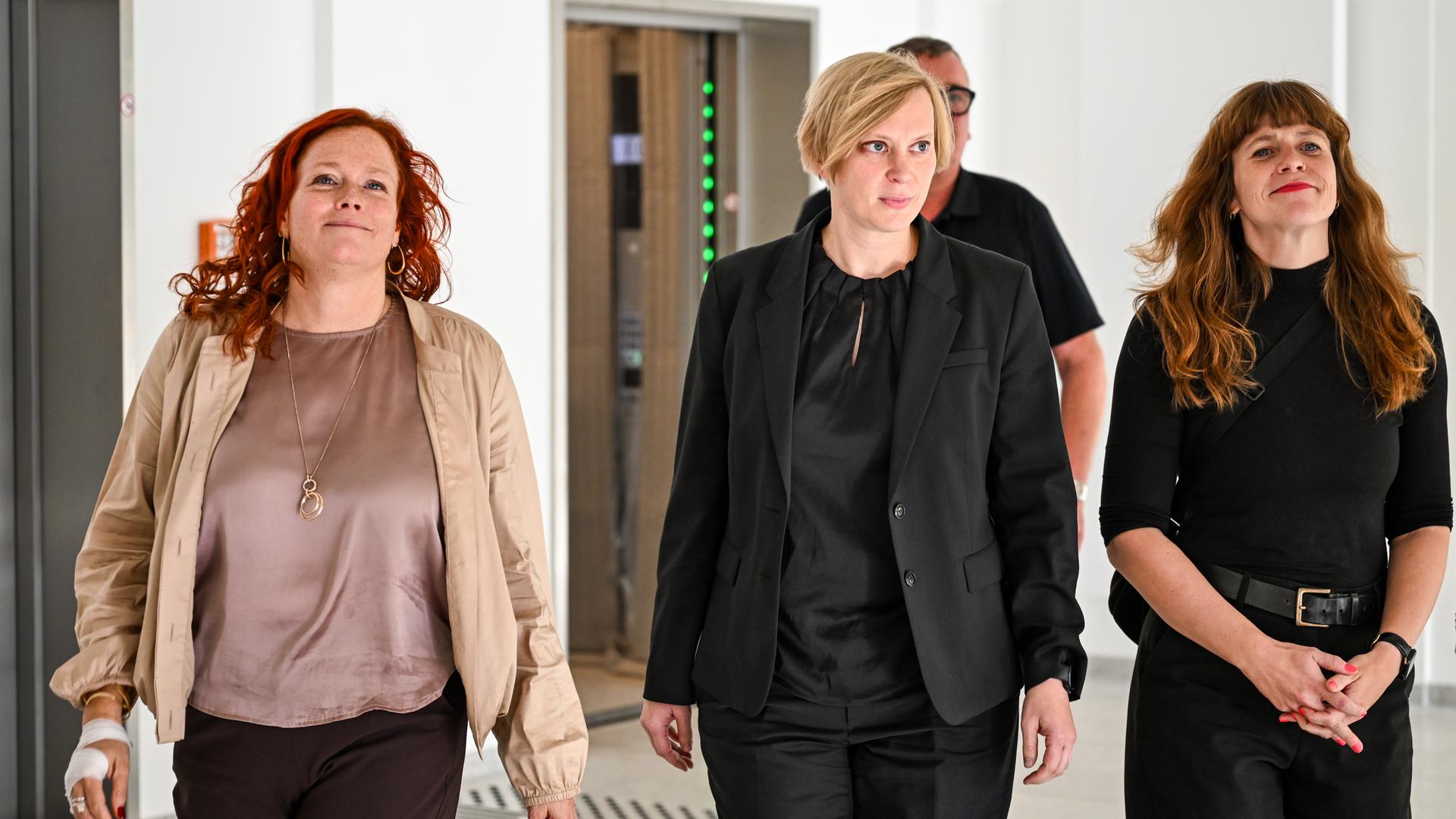 Berlin: Bettina König (SPD, l-r), Nina Stahr (Bündnis 90/Die Grünen) und Kerstin Wolter (Die Linke) kommen während einer Pause des Treffens der Linken mit Vertretern von SPD und Bündnis 90/Die Grünen zu einem Statement. 