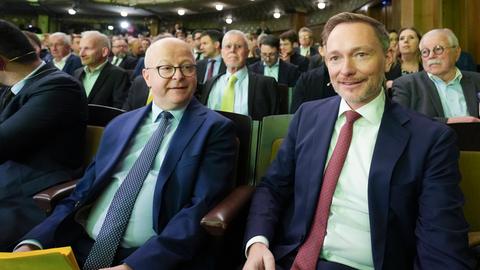 Der baden-württembergische FDP-Landesvorsitzende Theurer sitzt neben Parteichef Lindner im Stuttgarter Opernhaus