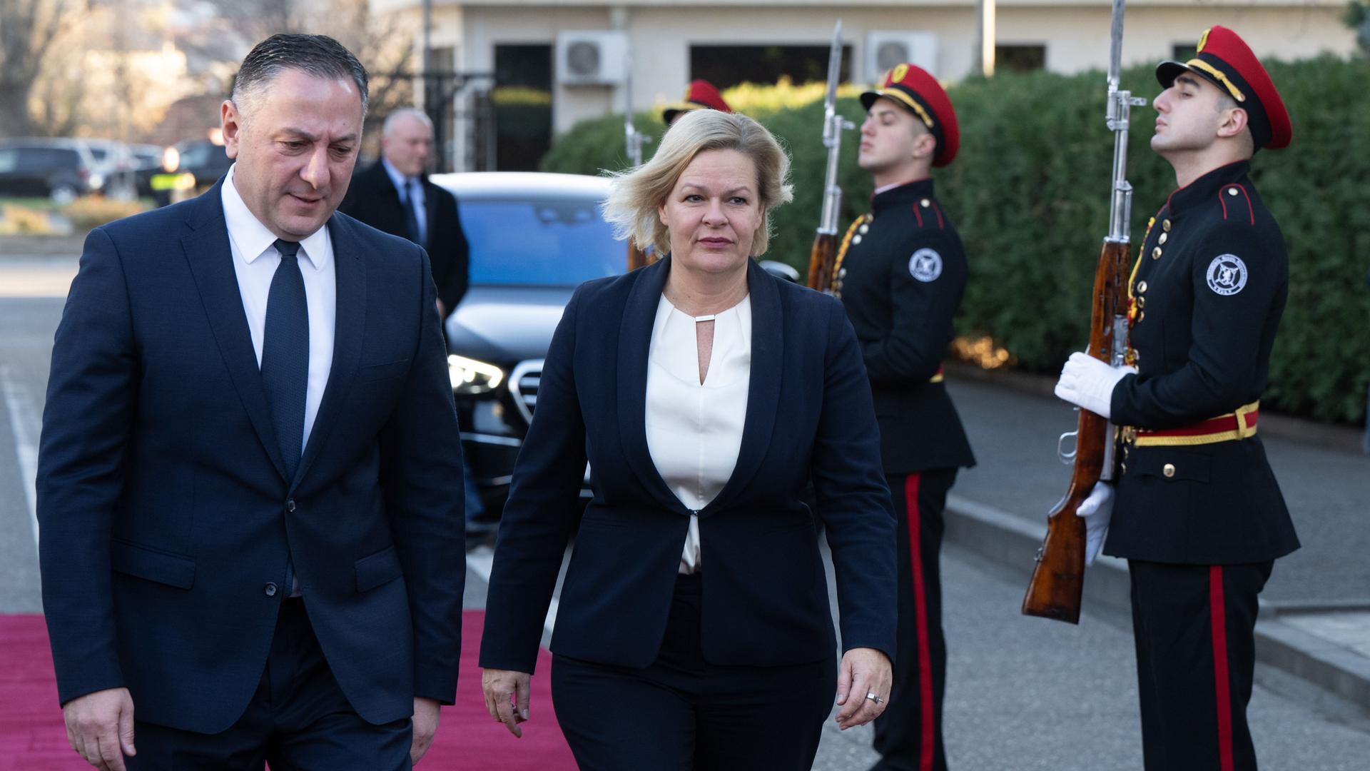 Georgien, Tiflis: Bundesinnenministerin Nancy Faeser (SPD) wird zur Unterzeichnung des Migrationsabkommens vom georgischen Innenminister Vakhtang Gomelauri empfangen. Georgien, Tiflis: Bundesinnenministerin Nancy Faeser (SPD) wird zur Unterzeichnung des Migrationsabkommens vom georgischen Innenminister Vakhtang Gomelauri empfangen.