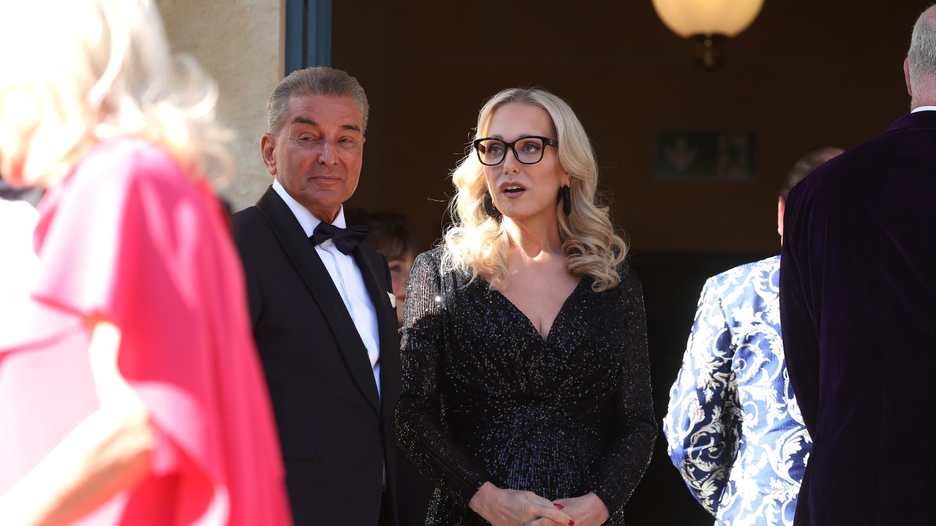 Das Foto zeigt Michel Friedman , Publizist, und Katharina Wagner (Mitte r), künstlerische Leiterin und Geschäftsführerin der Bayreuther Festspiele. Sie kommen zur Eröffnung der Richard-Wagner-Festspiele zum Festspielhaus.