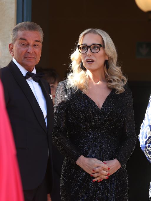 Das Foto zeigt Michel Friedman , Publizist, und Katharina Wagner (Mitte r), künstlerische Leiterin und Geschäftsführerin der Bayreuther Festspiele. Sie kommen zur Eröffnung der Richard-Wagner-Festspiele zum Festspielhaus.
