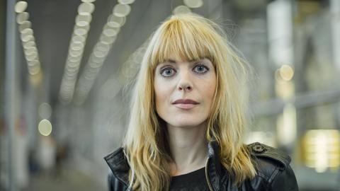 Die Philosophin und Autorin Rebekka Reinhard posiert bei einem Portraittermin auf der Frankfurter Buchmesse