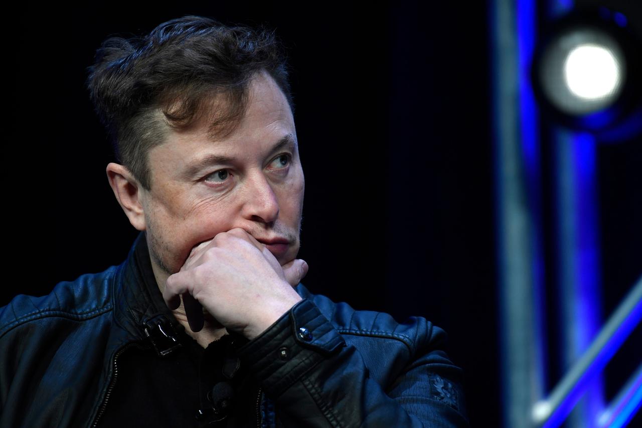 Der Milliardär Elon Musk in schwarzer Lederjacke