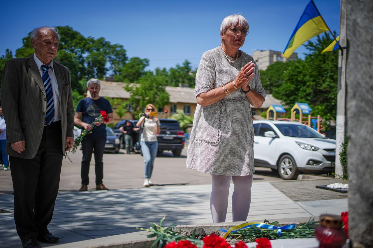 Claudia Roth gedenkt neben dem Holocaustüberlebenden Roman Schwarzmann den im 2. Weltkrieg in Odessa ermordeten Juden. 