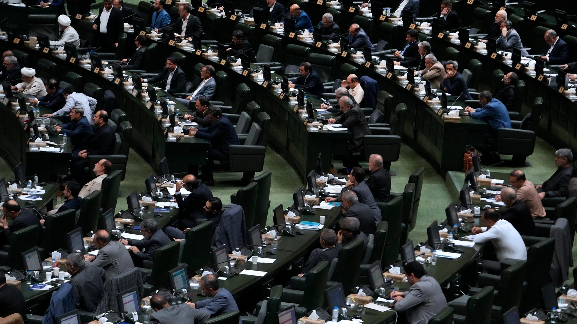 Teheran: Iranische Gesetzgeber sitzen während der Debatte in einer öffentlichen Sitzung des Parlaments.
