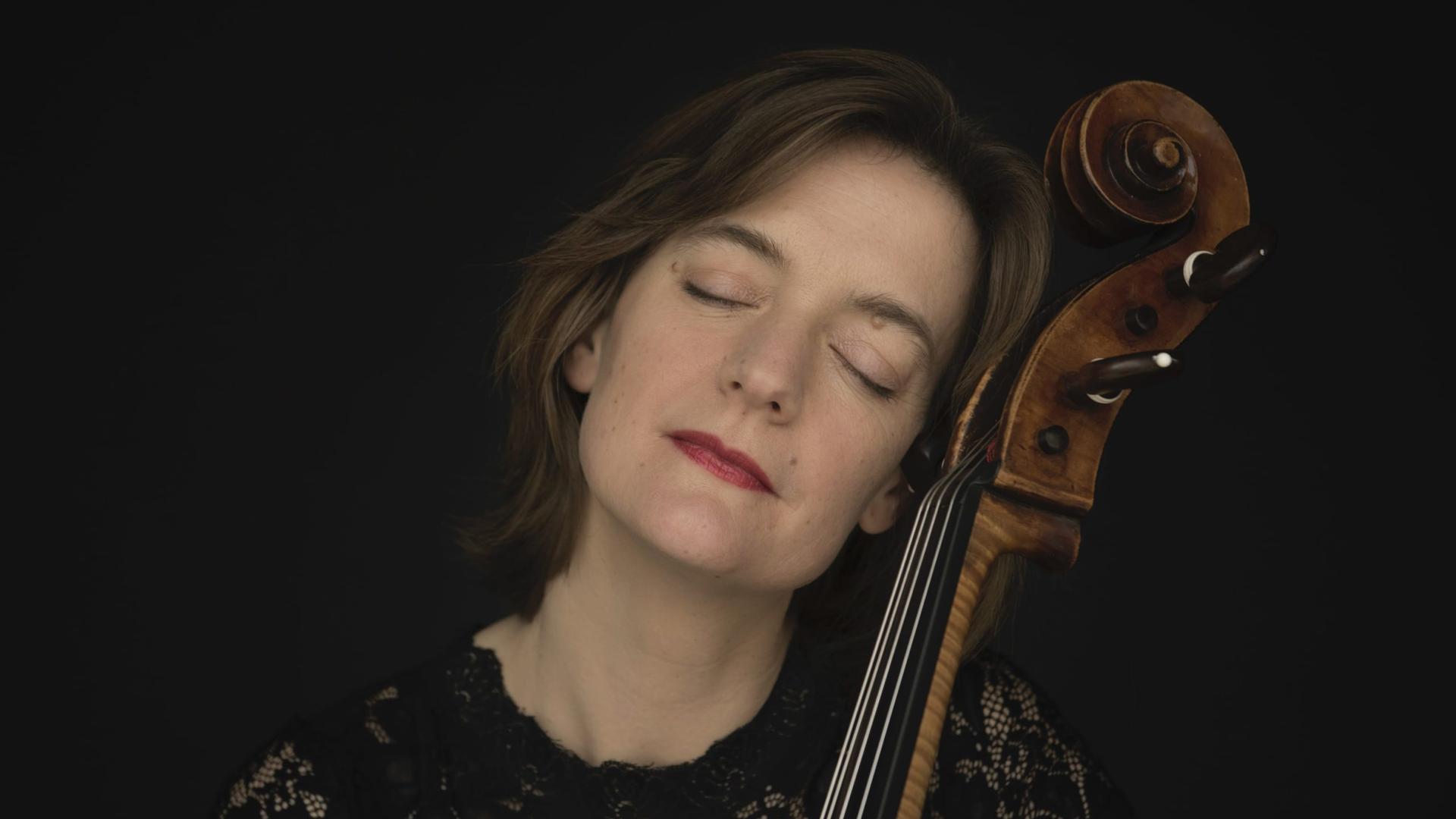 Tanja Tetzlaff lehnt mit geschlossenen Augen an Ihrem Cello.