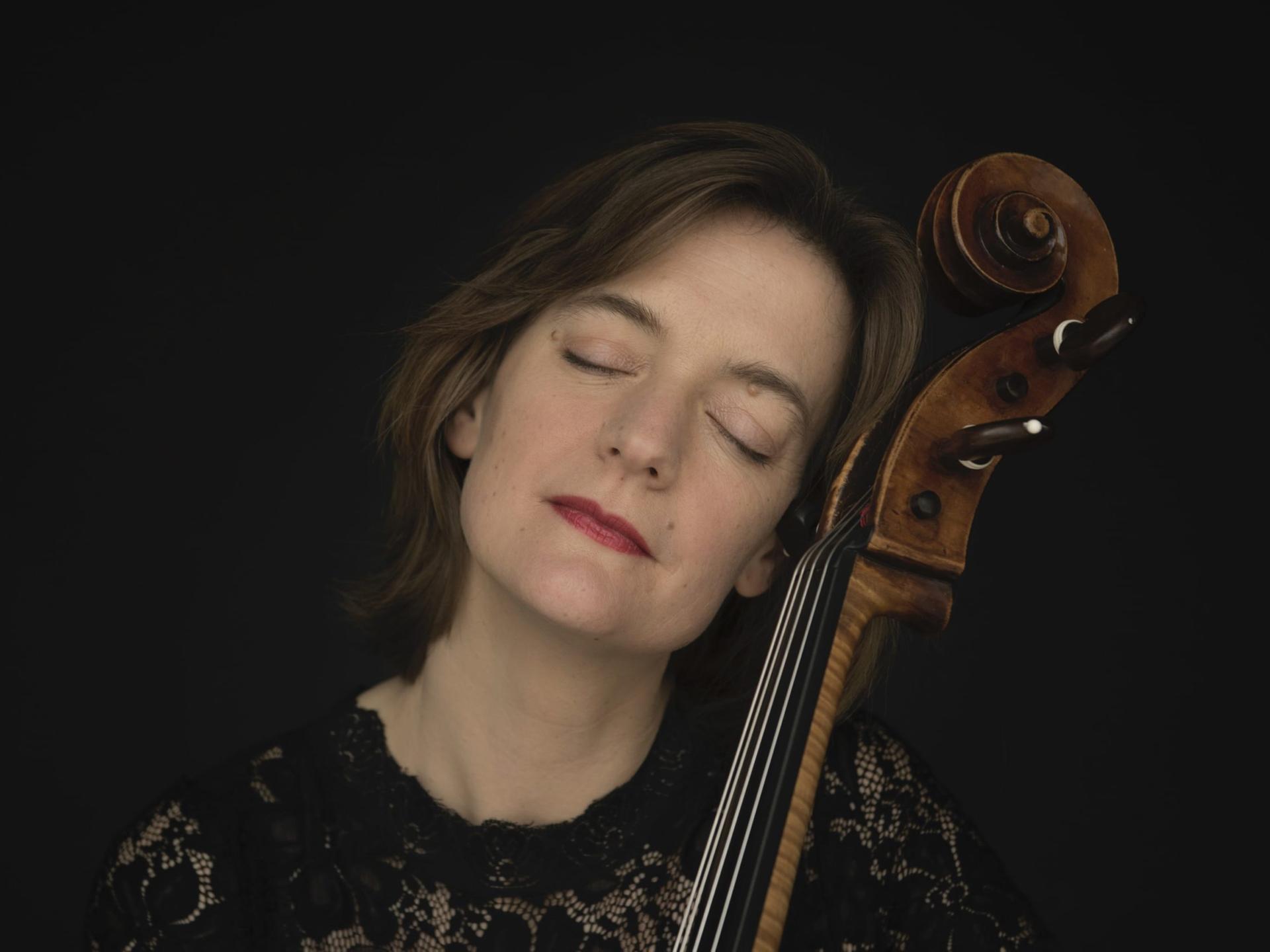 Tanja Tetzlaff lehnt mit geschlossenen Augen an Ihrem Cello.