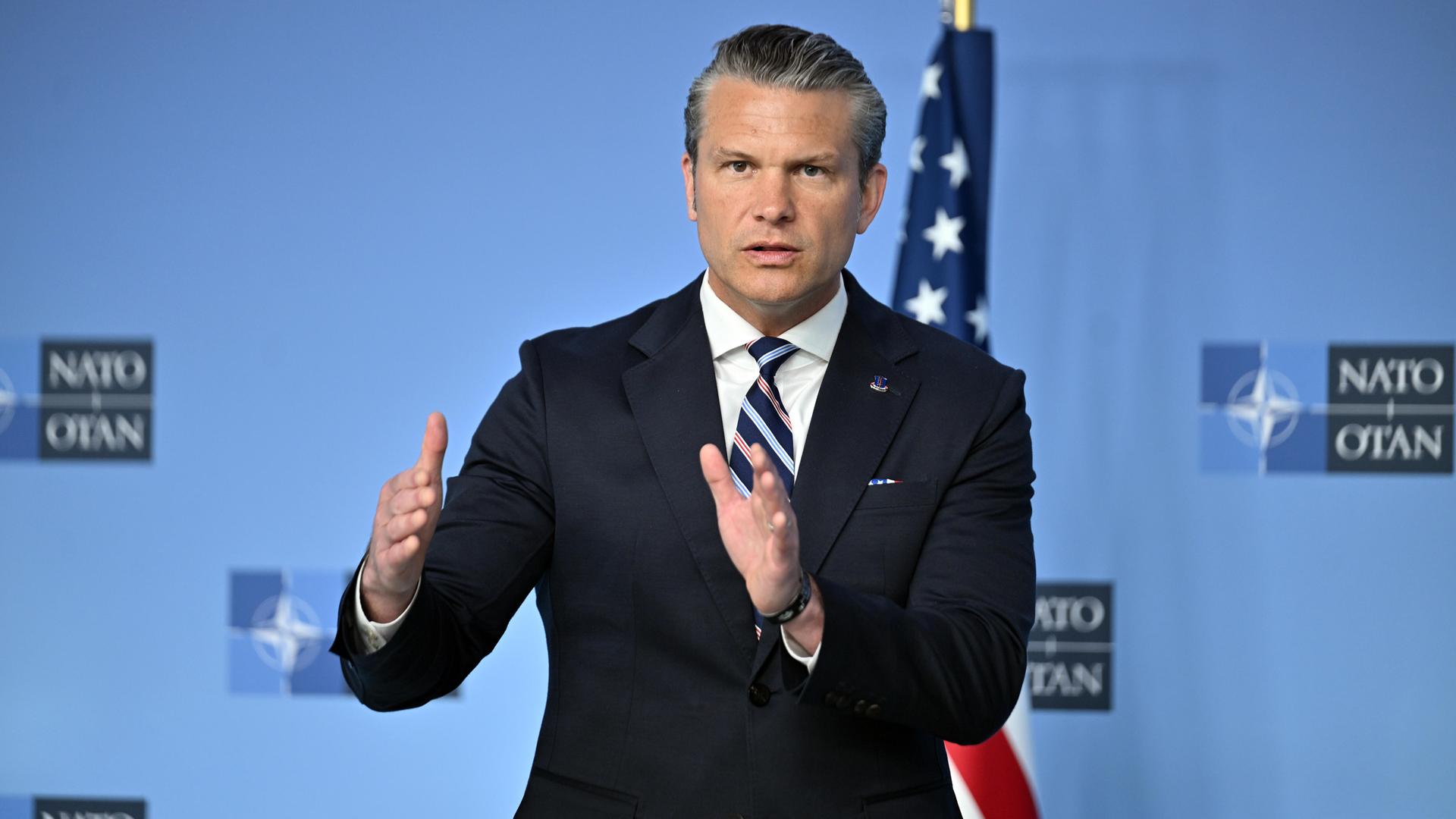 US-Verteidigungsminister Pete Hegseth spricht vor dem Treffen der NATO-Verteidigungsminister im NATO-Hauptquartier in Brüssel. US-Verteidigungsminister Pete Hegseth spricht vor dem Treffen der NATO-Verteidigungsminister im NATO-Hauptquartier in Brüssel.