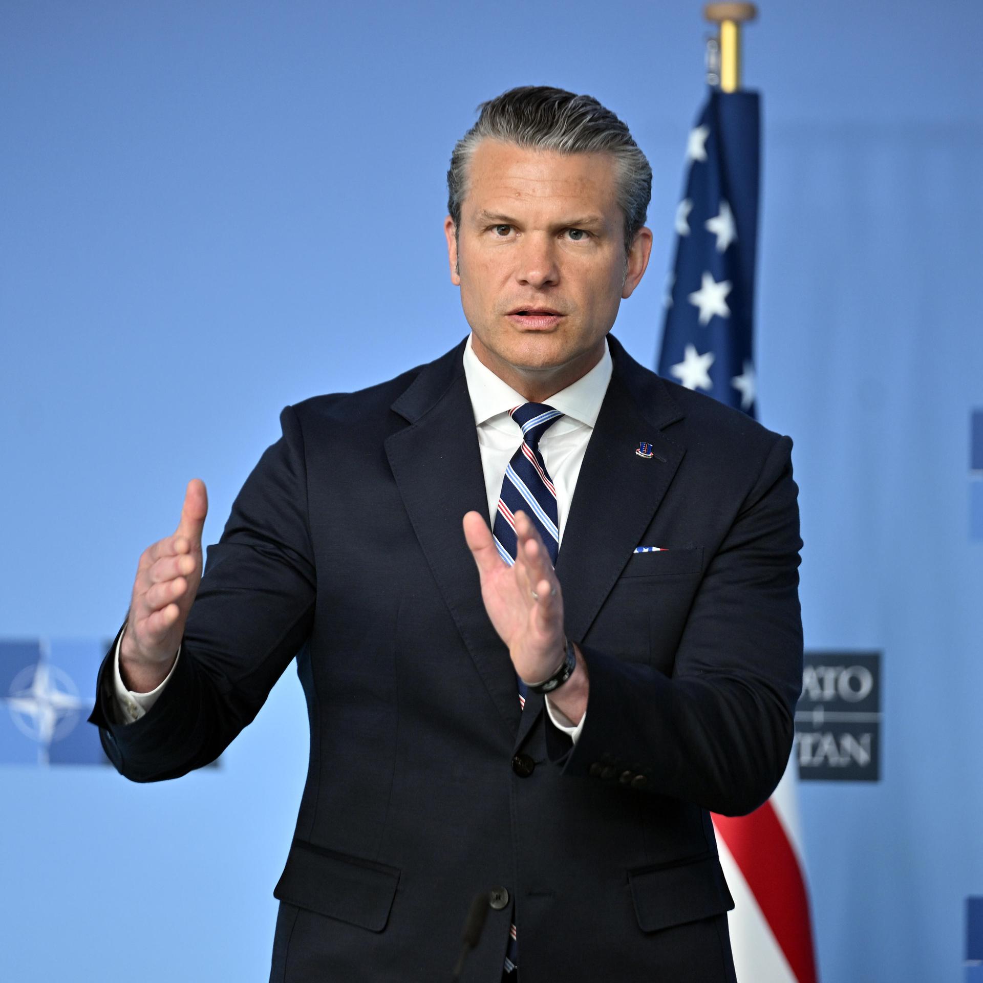 US-Verteidigungsminister Pete Hegseth spricht vor dem Treffen der NATO-Verteidigungsminister im NATO-Hauptquartier in Brüssel.