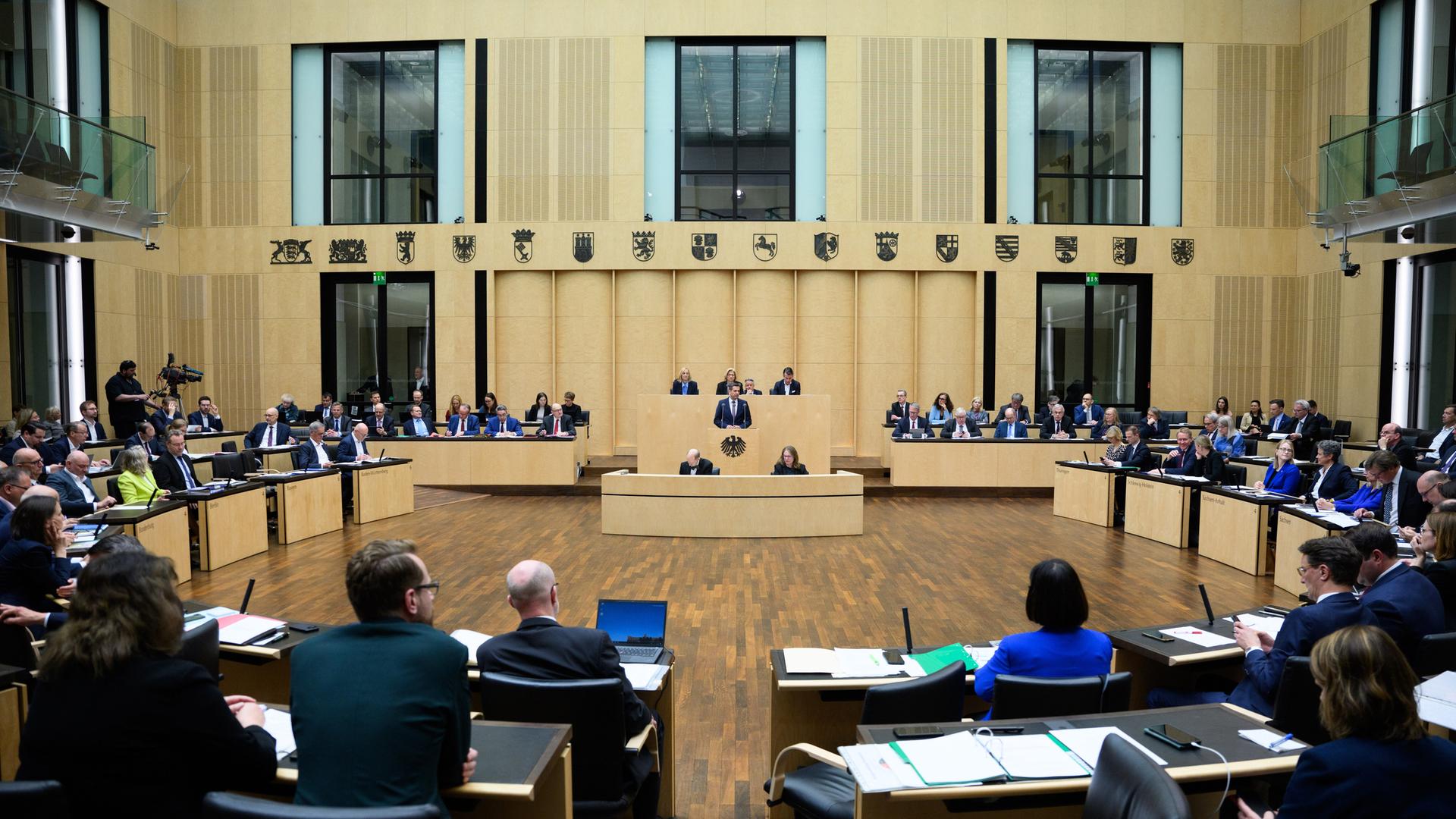 Plenarsitzung im Deutschen Bundesrat. Die Politikerinnen und Politiker sitzen im Plenarsaal. Plenarsitzung im Deutschen Bundesrat. Die Politikerinnen und Politiker sitzen im Plenarsaal.