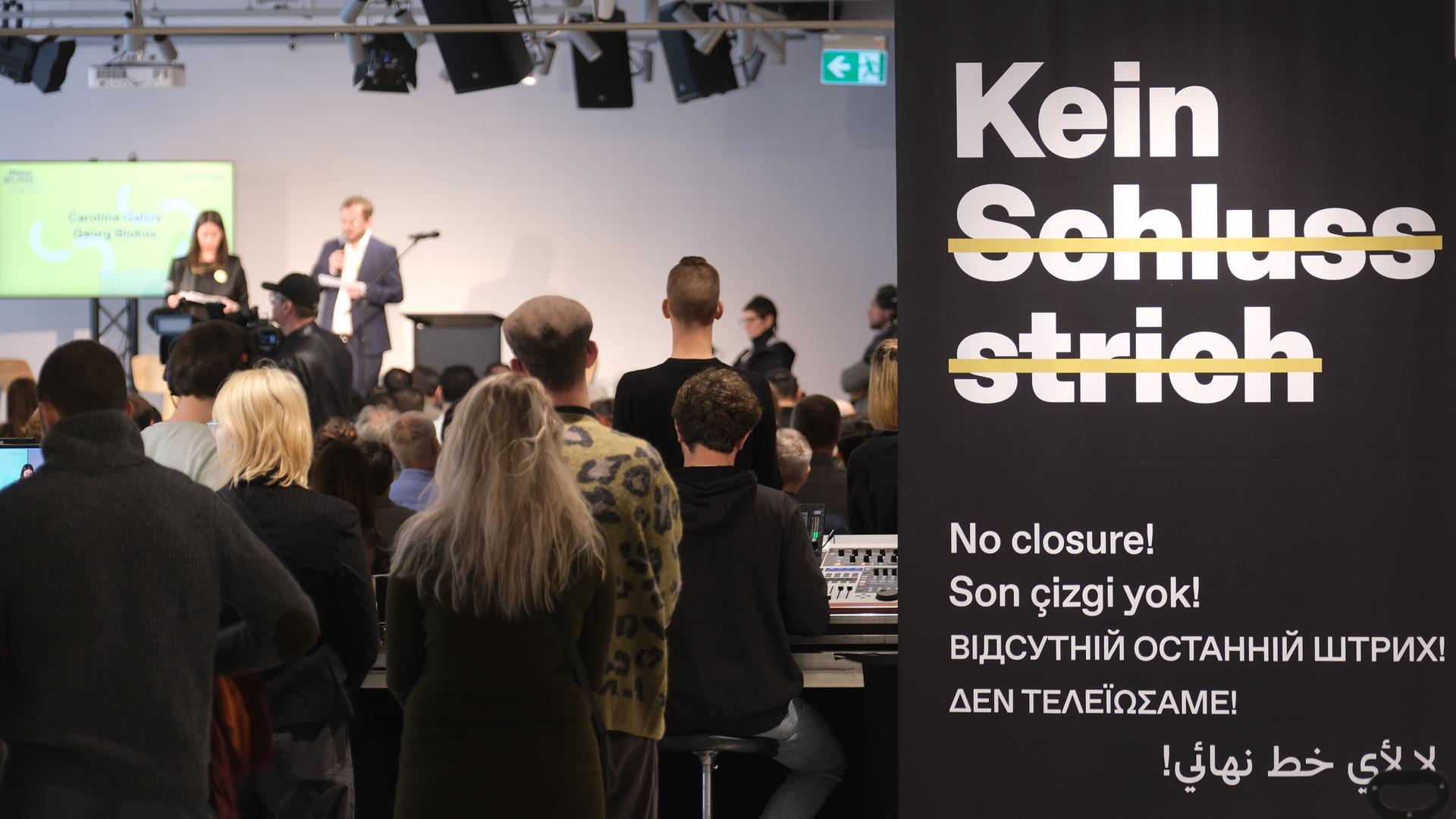 Gäste eines Festaktes versammeln sich im Chemnitzer Dokumentationszentrum zu den Morden der rechtsextremen Terrorgruppe "Nationalsozialistischer Untergrund". 