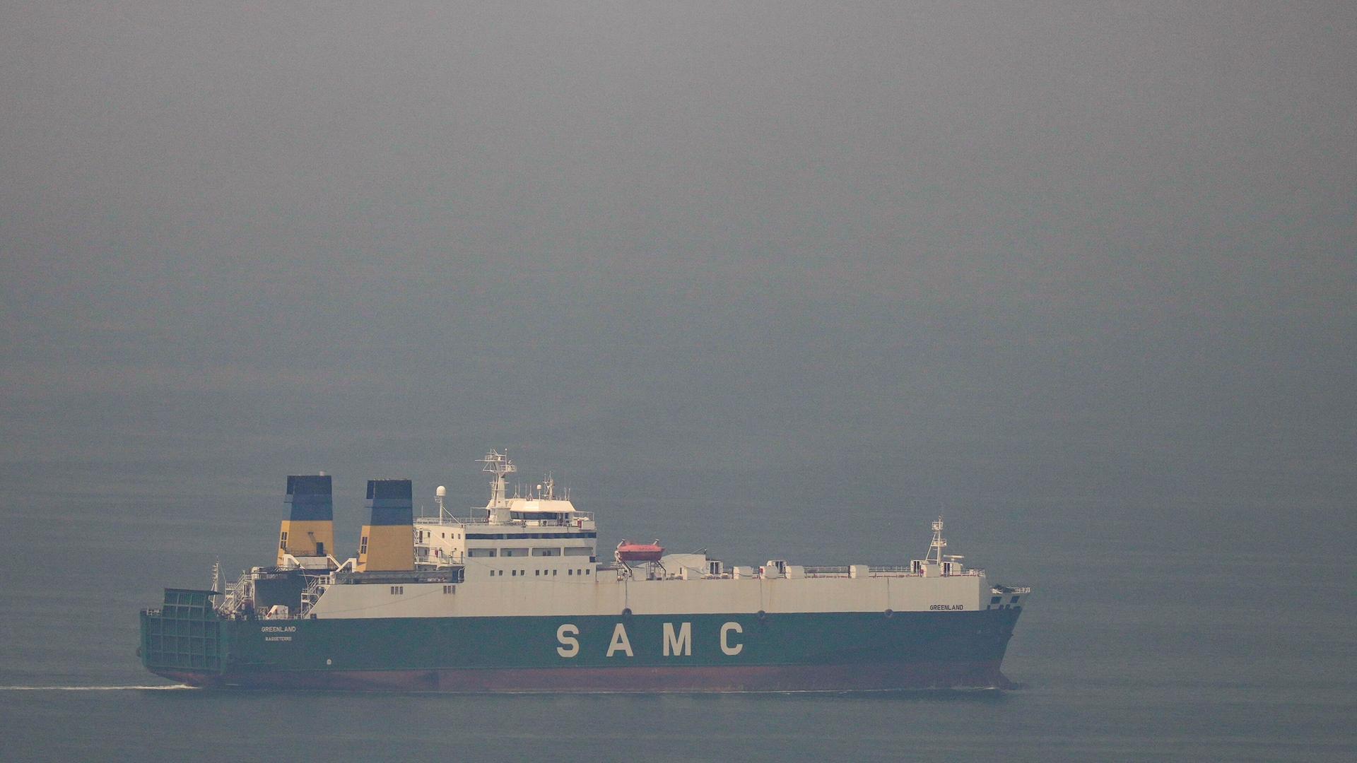 Ein Frachtschiff fährt im Arabischen Golf in Richtung der Straße von Hormus.