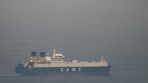Ein Frachtschiff fährt im Arabischen Golf in Richtung der Straße von Hormus.