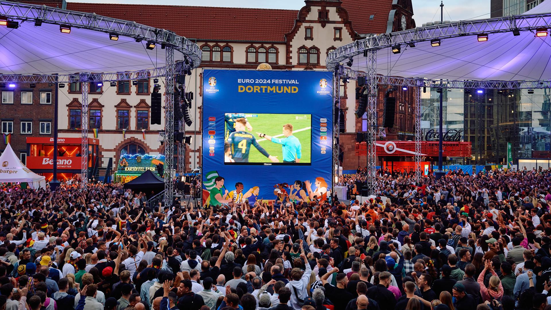 Besucher verfolgen beim Public Viewing in der Fanzone Dortmund auf dem Friedensplatz das Eröffnungsspiel der Fußball-EM. Besucher verfolgen beim Public Viewing in der Fanzone Dortmund auf dem Friedensplatz das Eröffnungsspiel der Fußball-EM.