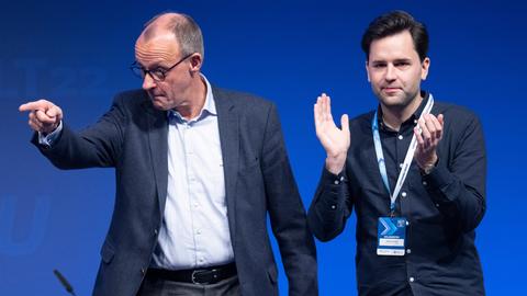 Friedrich Merz (l), Bundesvorsitzender der CDU, und Johannes Winkel, neugewählter Bundesvorsitzender der Jungen Union (JU) auf dem Treffen des Parteinachwuchses in Fulda - es steht in diesem Jahr im Zeichen des Ukraine-Kriegs.