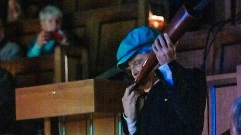 Satch Hoyt spielt ein afrikanisches Instrument.