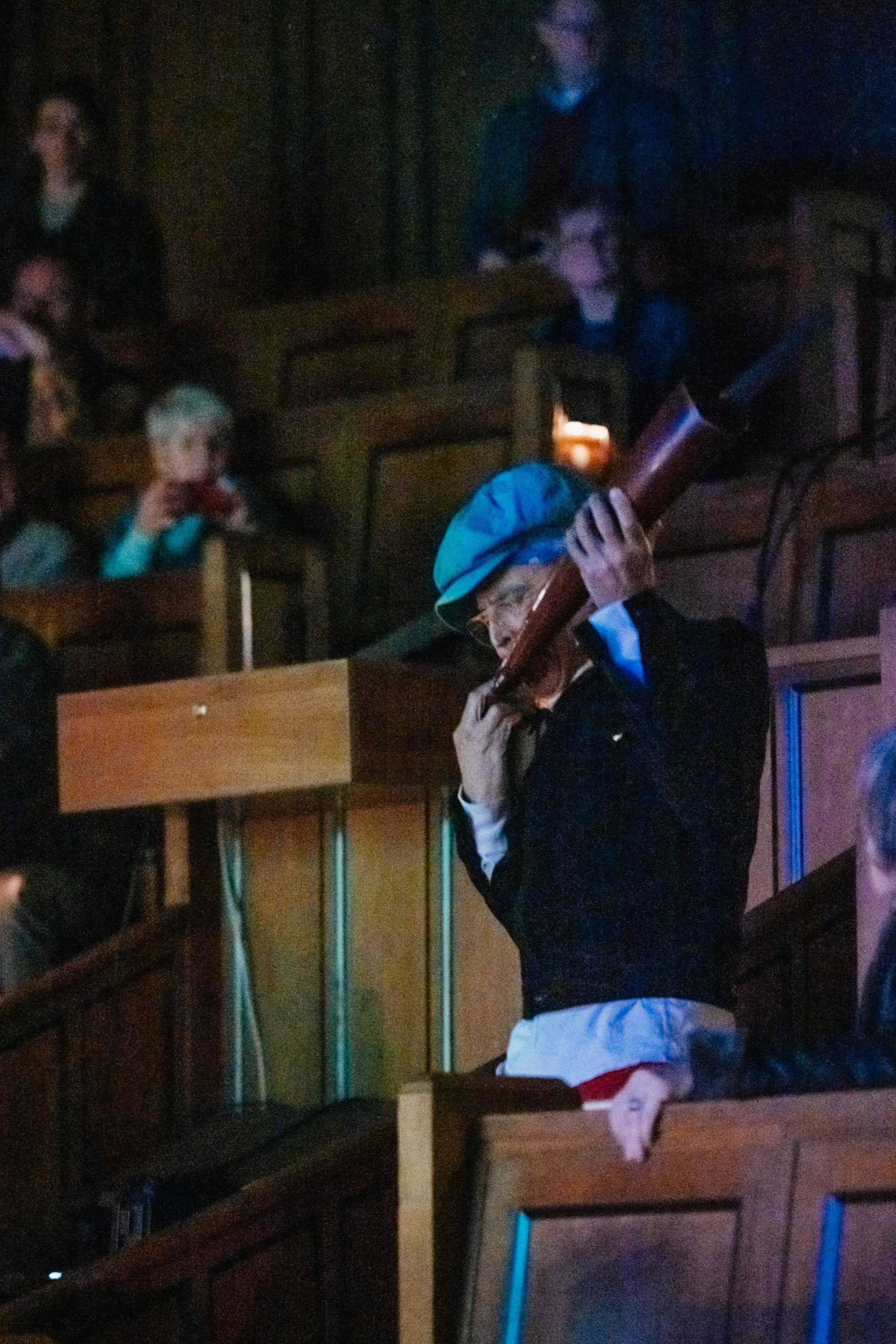 Satch Hoyt spielt ein afrikanisches Instrument.
