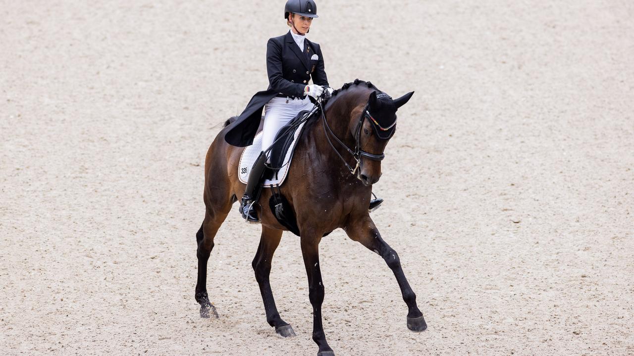 Die deutsche Reiterin Jessica von Bredow-Werndl auf dem Pferd "TSF Dalera BB" reitet im Dressur-Viereck. 