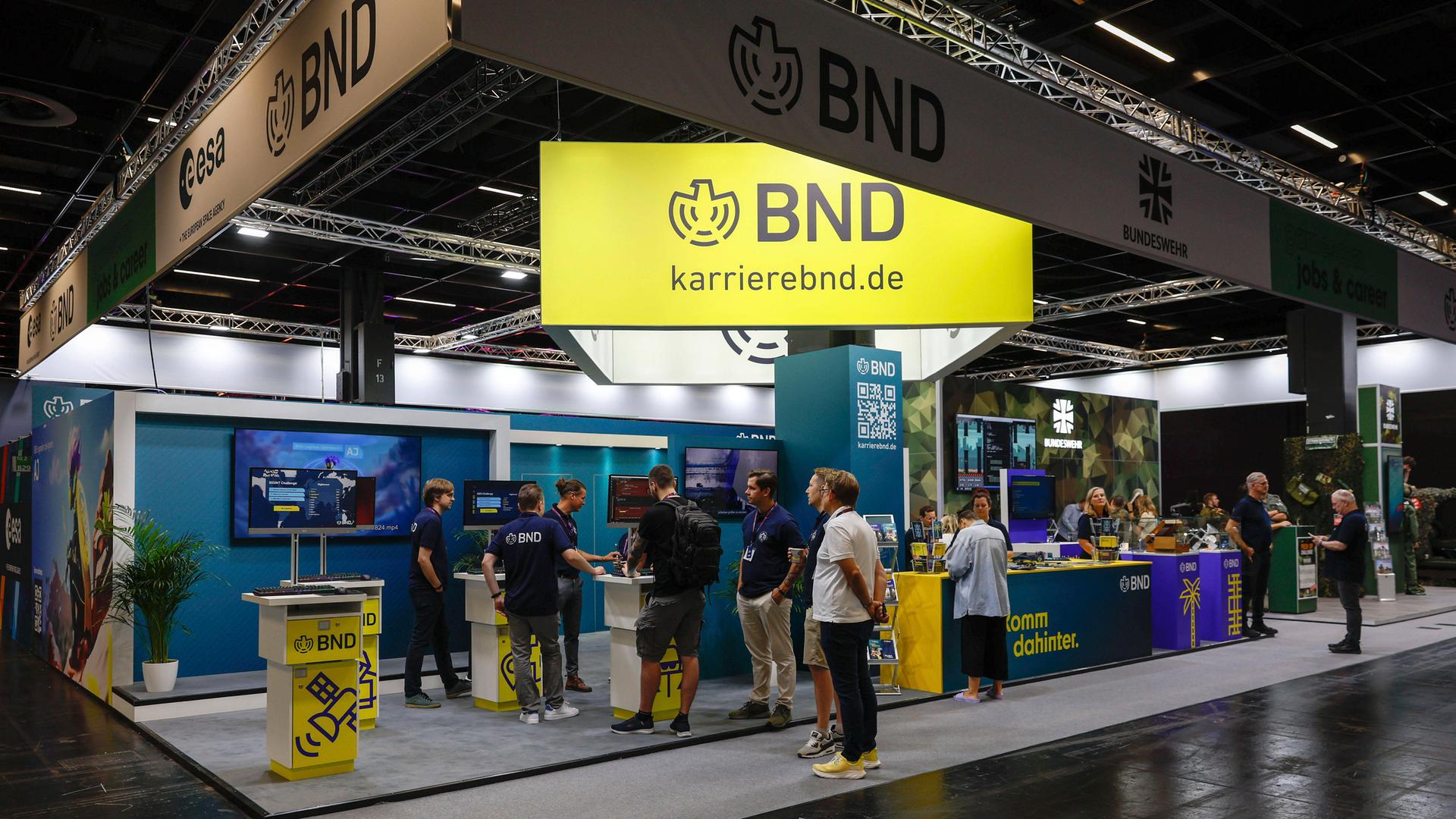 Am Infostand des BND auf einer Computerspielmesse tummeln sich zahlreiche Besucher