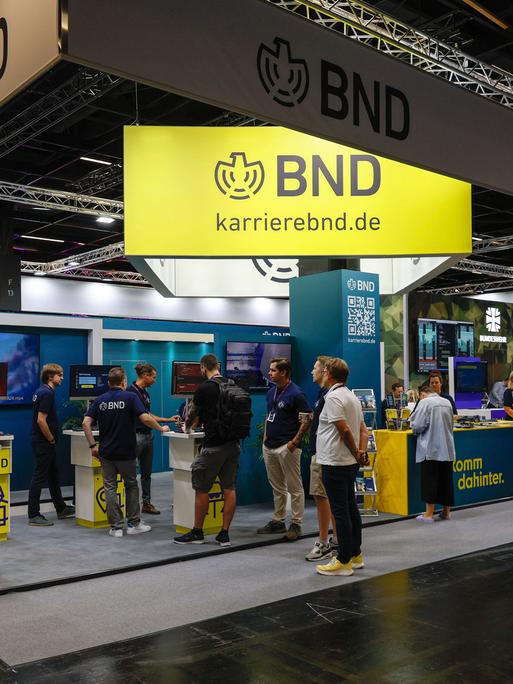 Am Infostand des BND auf einer Computerspielmesse tummeln sich zahlreiche Besucher