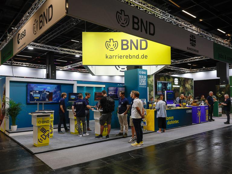 Am Infostand des BND auf einer Computerspielmesse tummeln sich zahlreiche Besucher