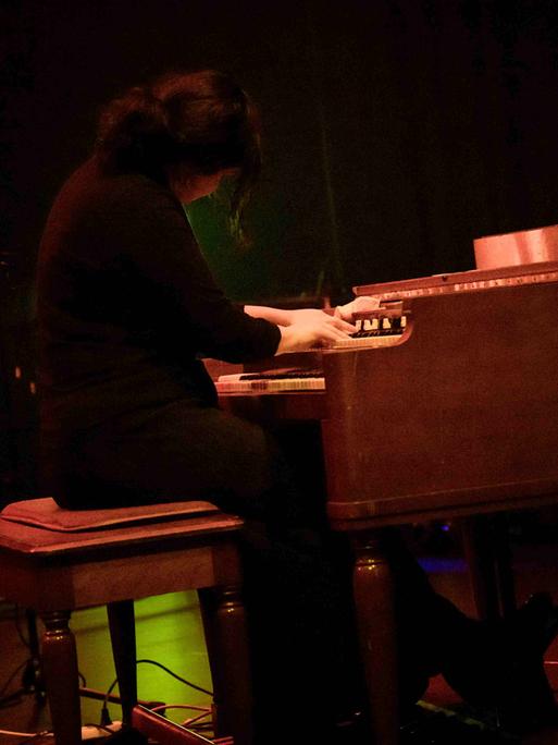 Sarah Davachi an der Hammond Orgel beim Art's Birthday 2026 am 17. Januar 2026 im E-Werk Freiburg