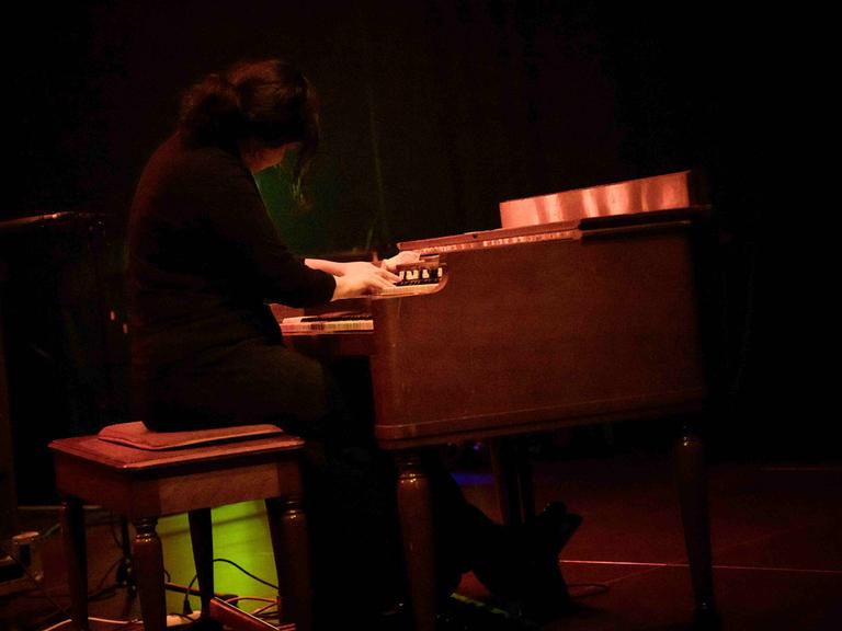 Sarah Davachi an der Hammond Orgel beim Art's Birthday 2026 am 17. Januar 2026 im E-Werk Freiburg