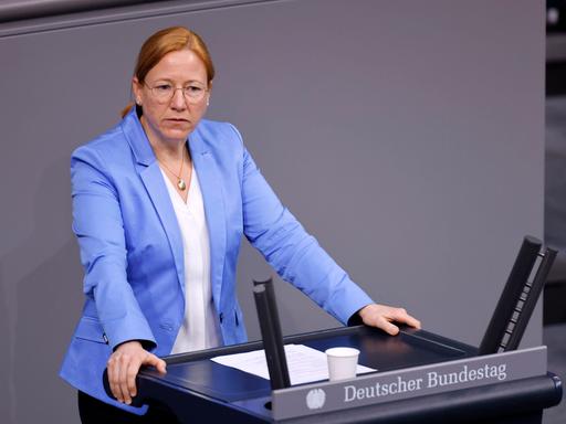 Dagmar Schmidt in der 8. Sitzung des Deutschen Bundestages im Reichstagsgebäude. Berlin, 15.12.2021