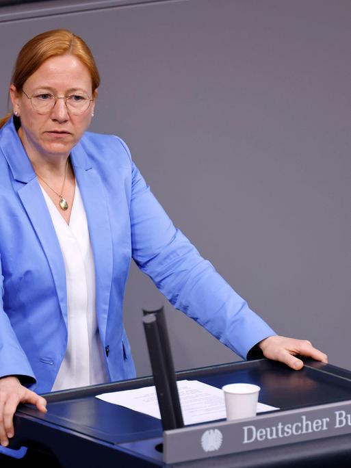 Dagmar Schmidt in der 8. Sitzung des Deutschen Bundestages im Reichstagsgebäude. Berlin, 15.12.2021
