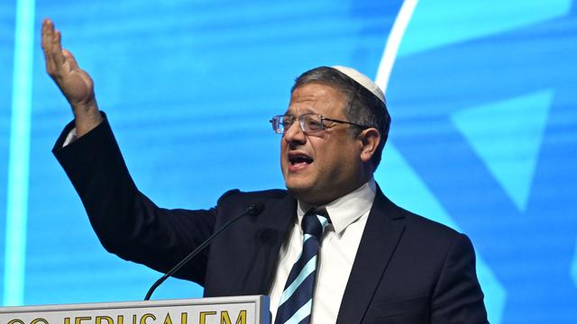 Der israelische Polizei-Minister Ben Gvir spricht auf einer Veranstaltung. Er steht an einem Redner-Pult.  