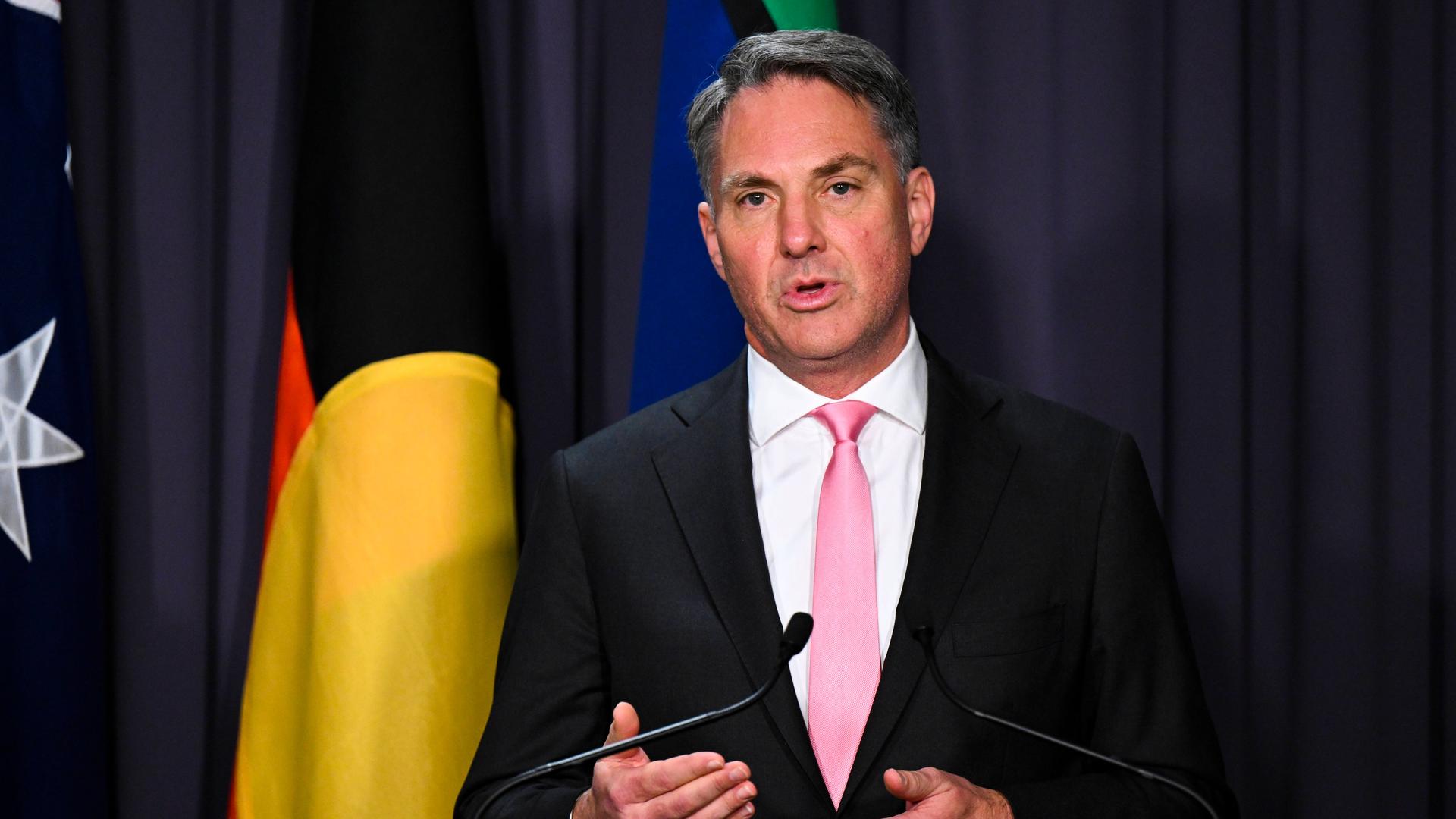 Australiens Verteidigungsminister Richard Marles spricht auf einer Pressekonferenz in Canberra.