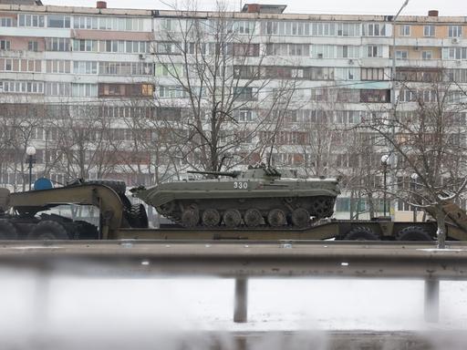Ein Panzer vor einem Hochhaus in Kiew, Ukraine