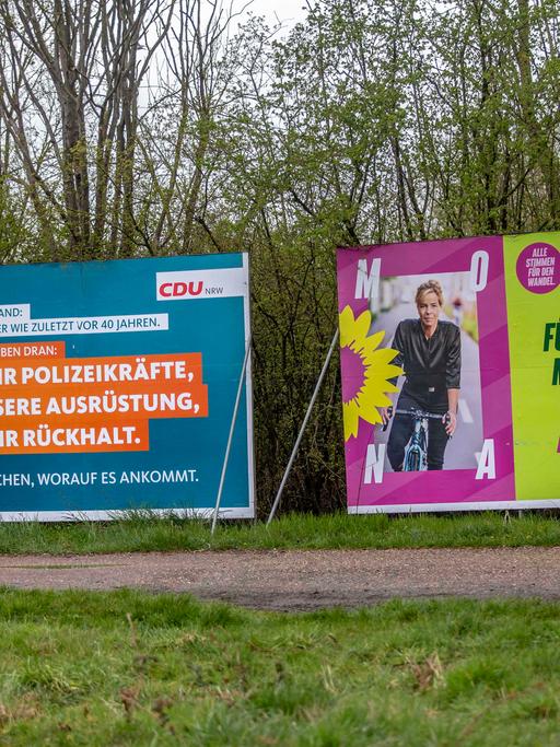 Wahlplakate von CDU und Grünen zur Landtagswahl sind in Pulheim ( Rhein-Erft-Kreis NRW ) zu sehen