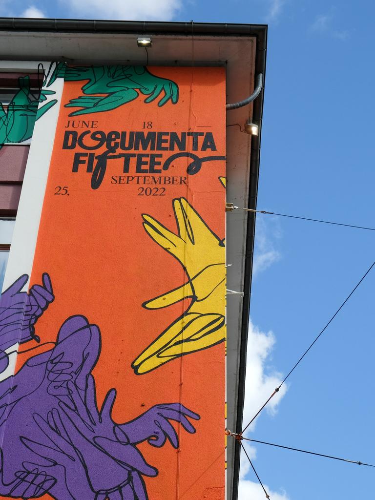 Der Schriftzug "documenta fifteen" und das Logo vom indonesischen Kuratorenkollektiv Ruangrupa prangt an der Fassade eines ehemaligen Sportgeschäftes in der Kasseler Innenstadt. 