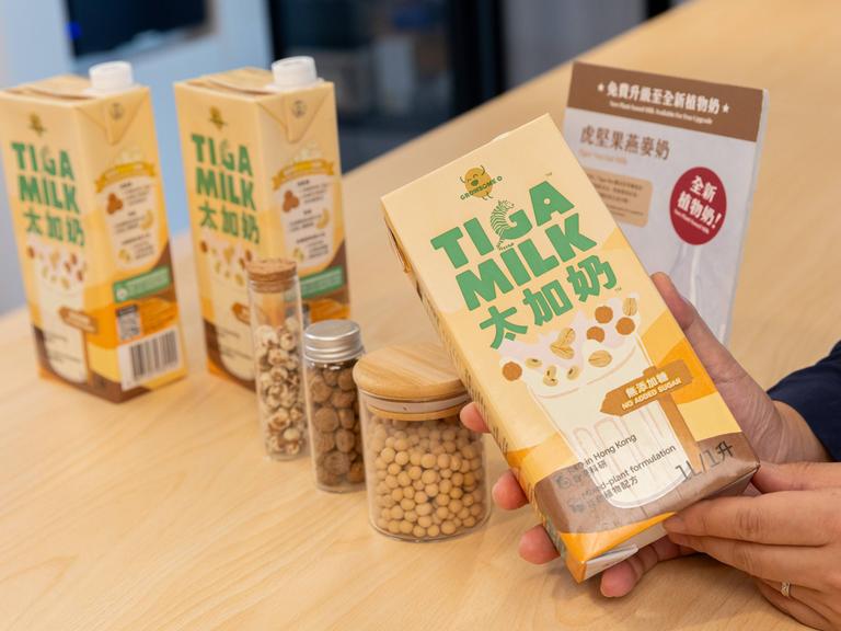 Das Bild zeigt Milchtüten - allerdings nicht Kuhmilch, sondern Tigernussmilch