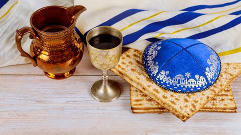 Ein Kelch Wein, Matzenbrot und eine Kippa sind angerichet