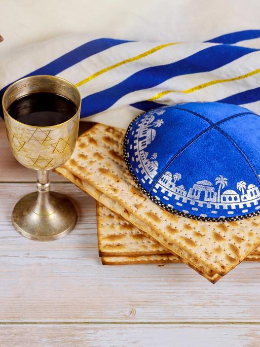 Ein Kelch Wein, Matzenbrot und eine Kippa sind angerichet