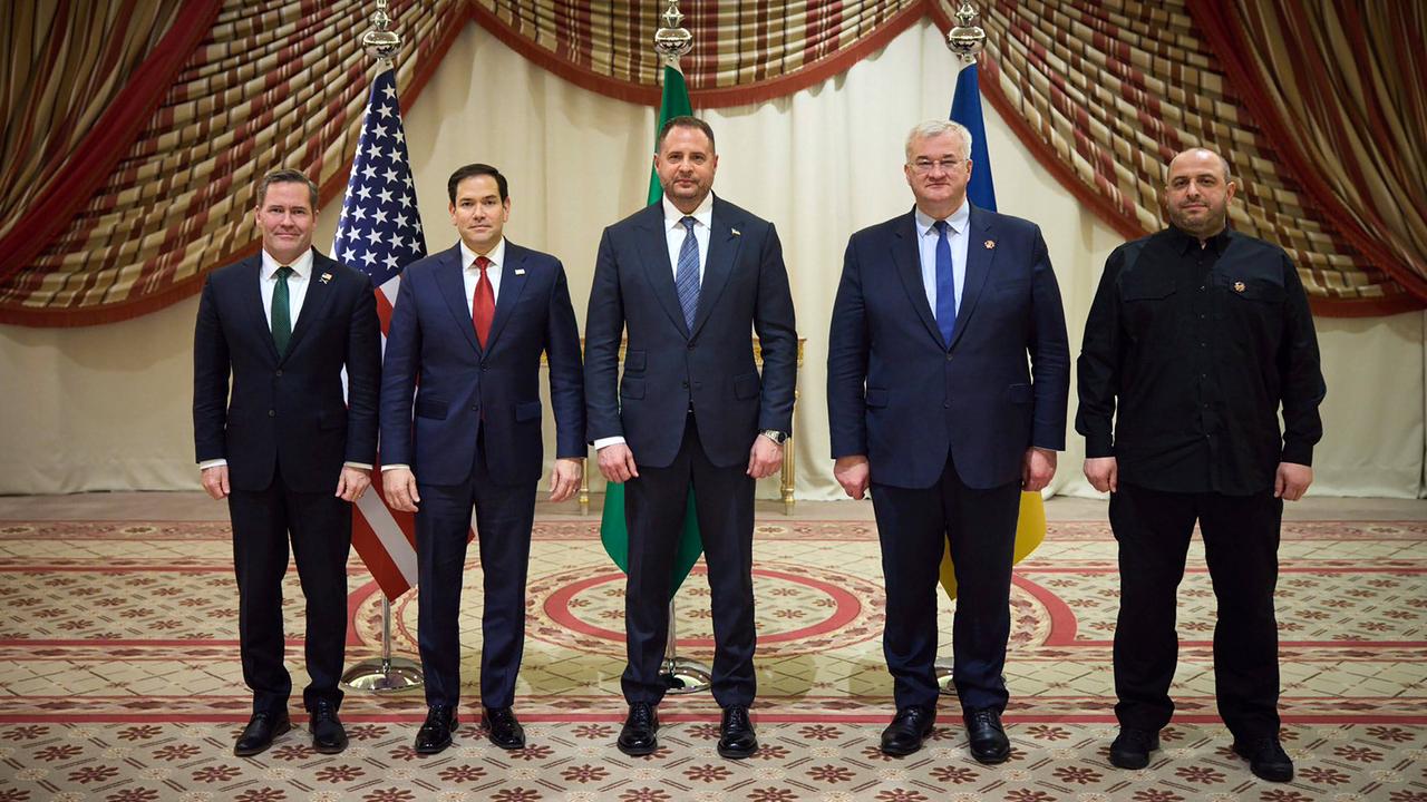 US-Außenminister Marco Rubio, der Nationale Sicherheitsberater der USA Mike Waltz, der ukrainische Außenminister Andrii Sybiha, Andriy Yermak, sowie der Verteidigungsminister Rustem Umerovto am 11. März 2025 im saudi-arabischen Dschidda.