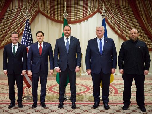 US-Außenminister Marco Rubio, der Nationale Sicherheitsberater der USA Mike Waltz, der ukrainische Außenminister Andrii Sybiha, Andriy Yermak, sowie der Verteidigungsminister Rustem Umerovto am 11. März 2025 im saudi-arabischen Dschidda.