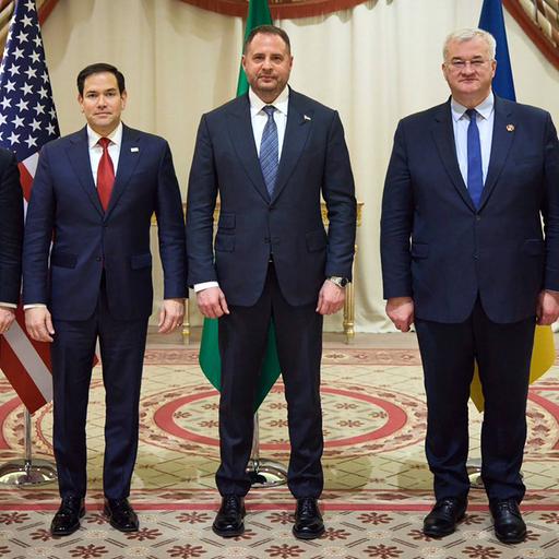 US-Außenminister Marco Rubio, der Nationale Sicherheitsberater der USA Mike Waltz, der ukrainische Außenminister Andrii Sybiha, Andriy Yermak, sowie der Verteidigungsminister Rustem Umerovto am 11. März 2025 im saudi-arabischen Dschidda.